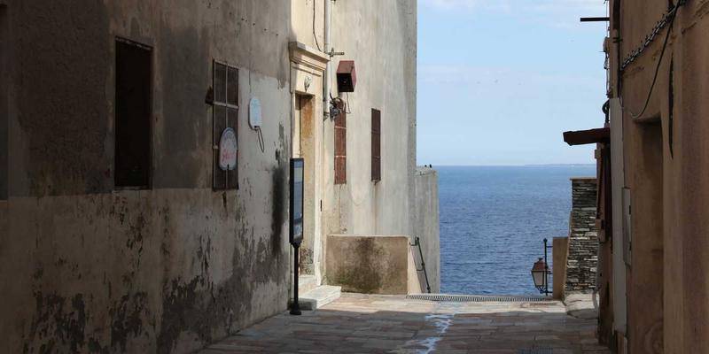 舞动职场压力：专为职场人士设计的减压舞蹈课程与身心整合方案